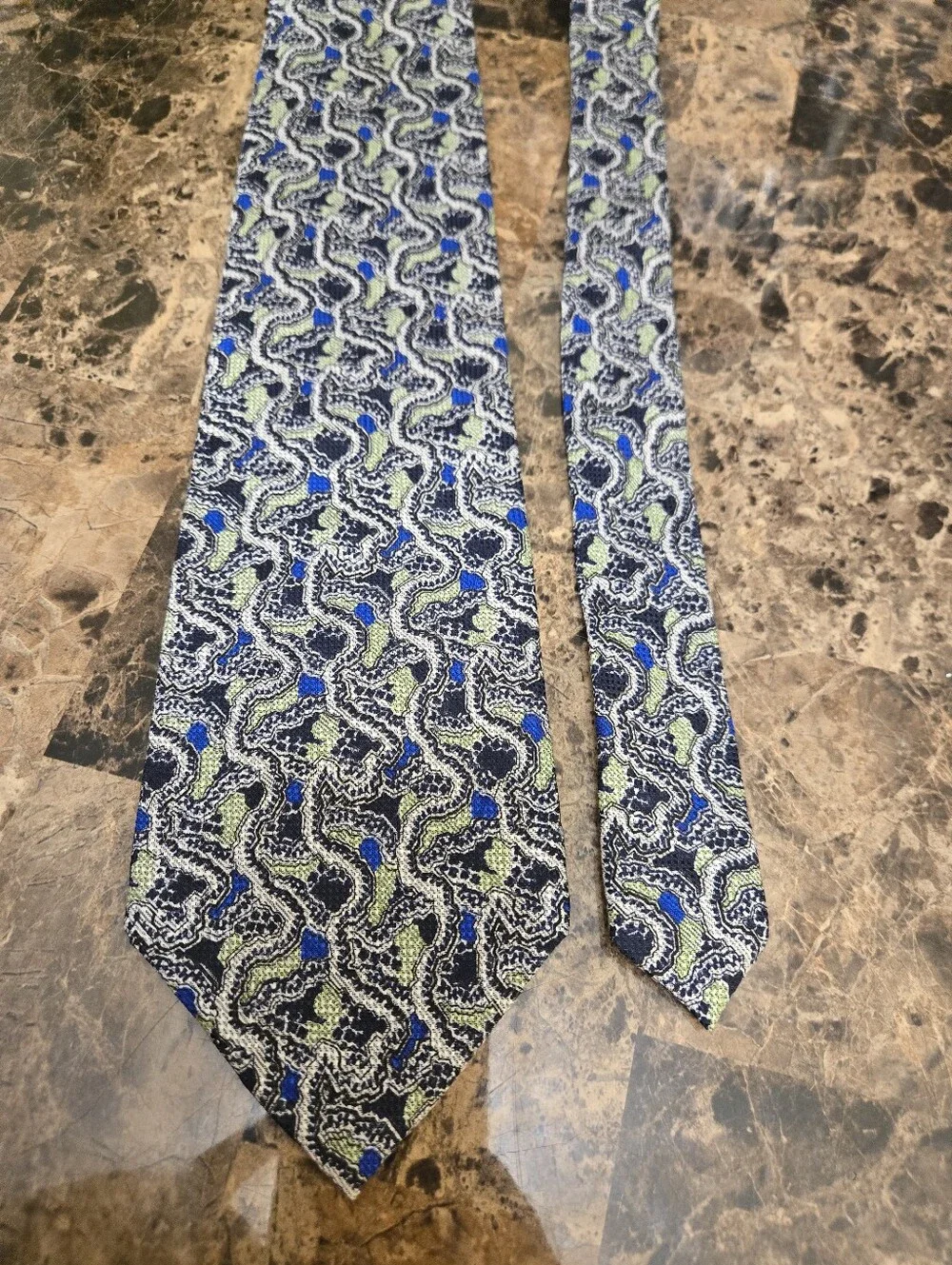 Format silk tie